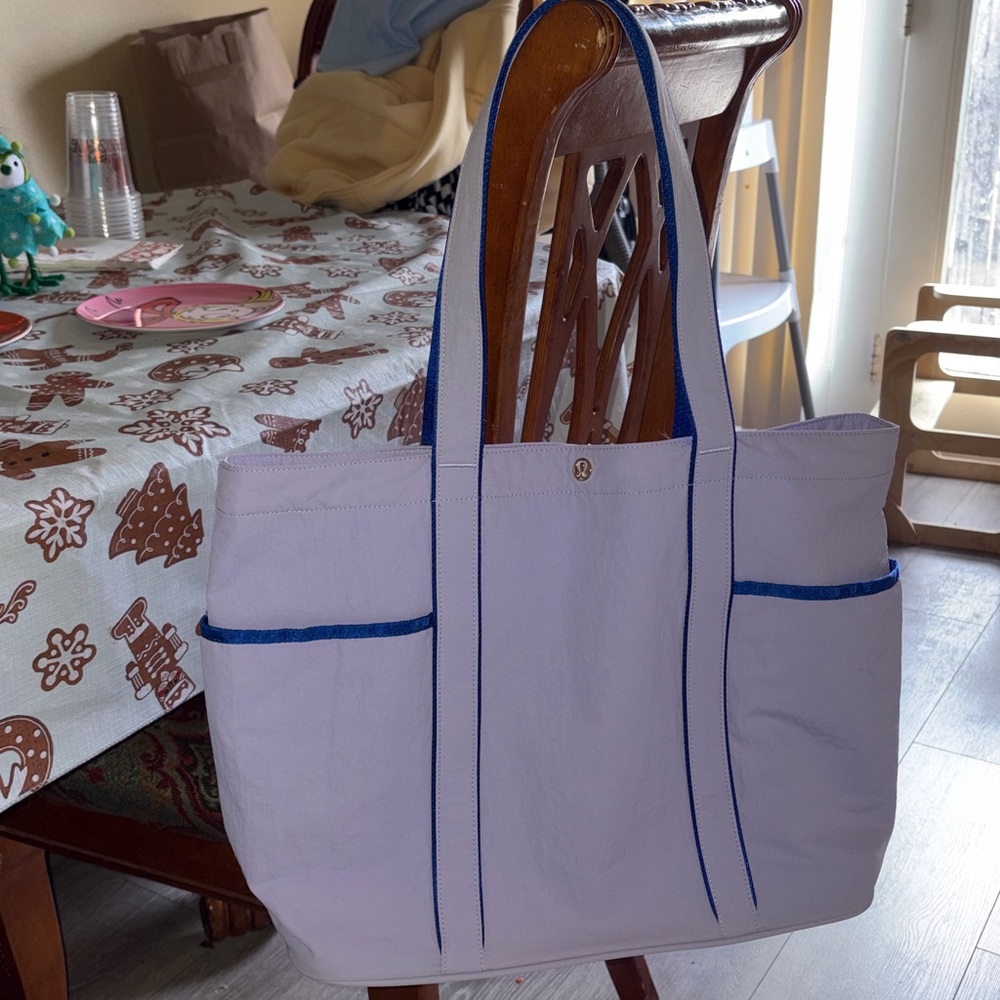 Lululemon Daily Multi Pocket tote bag 20L